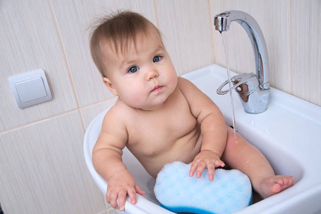 bathing baby in laundry sink4